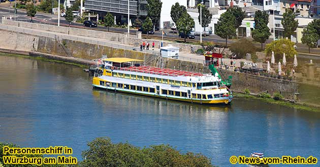 Mainschiff am Schiffsanleger in Würzburg am Main